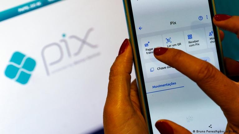 Celular com aplicativo de banco e segurança